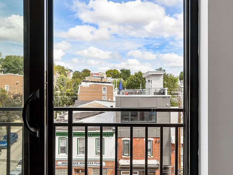 The Bentley Apartments — Photo 16