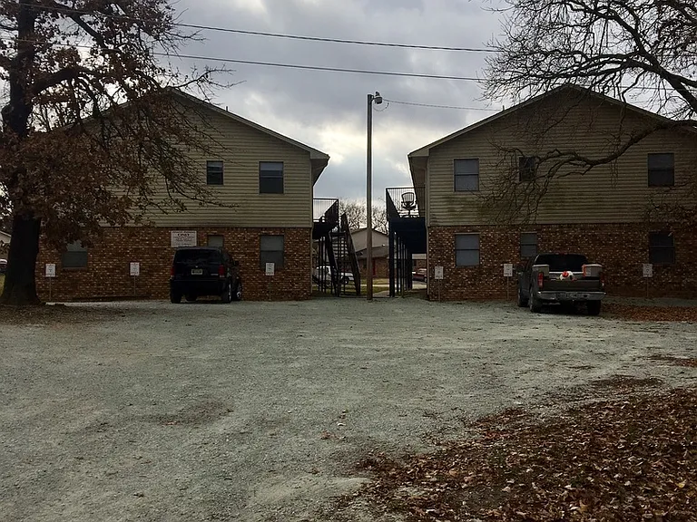 2601 Arlington Blvd — Photo 3