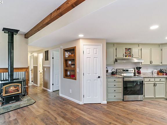 5th image of 210 Webster Ln
