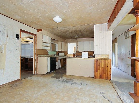 3rd image of 10631 Orchard Ave SE