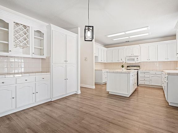 5th image of 534 Eleni Ln