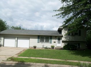 8 Washington Pl, Grinnell, IA 50112