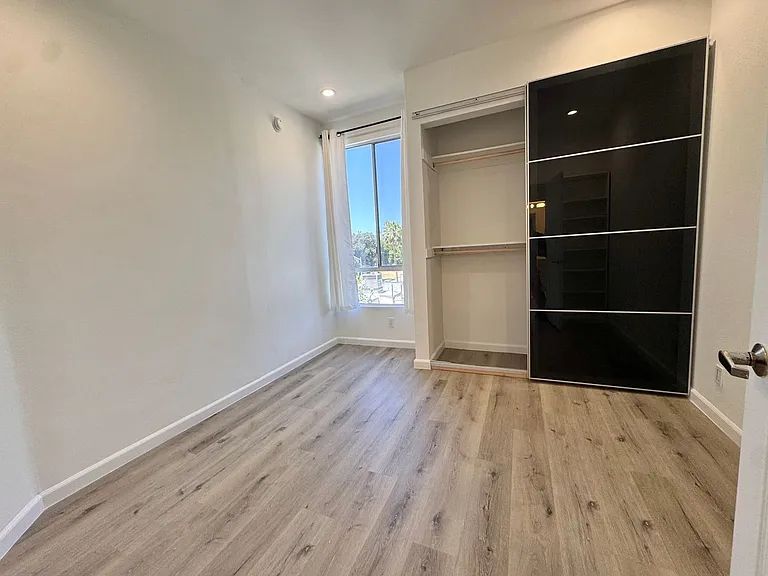 8915 Burton Way — Photo 25