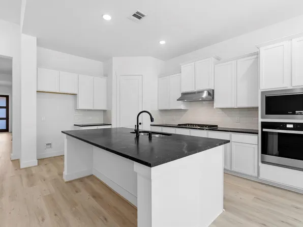 363 Covey Ln, Sealy, TX 77474