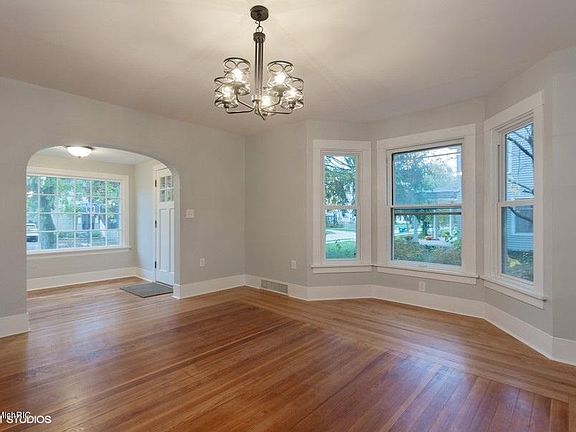 Image 2: 02_309OakSt_1_LivingRoom_LowRes