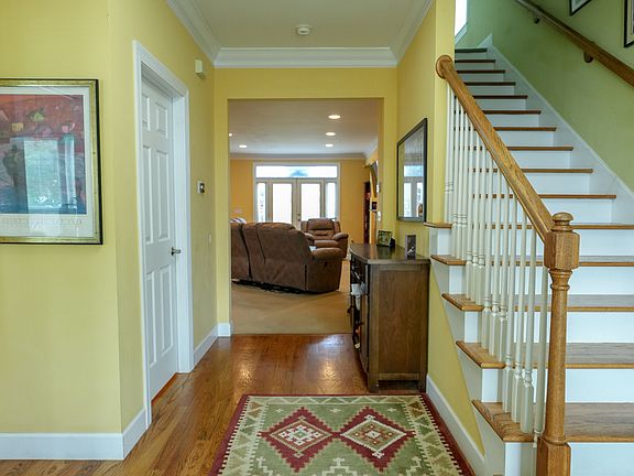 5th image of 1107 Yale Ave