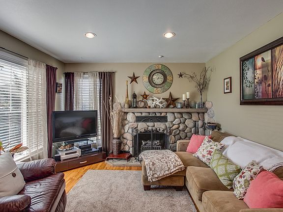 2nd image of 219 1st St SE