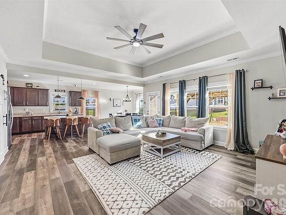 4th image of 203 Garden View Ln