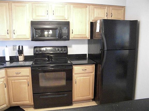 3rd image of 1060 Crestwood Dr