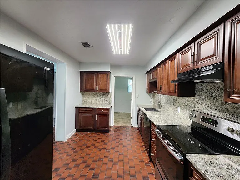 1014 NE 10th Pl — Photo 28