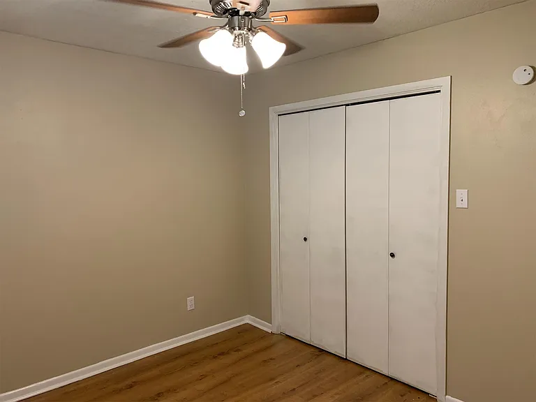 208-210 Yale Ct — Photo 9
