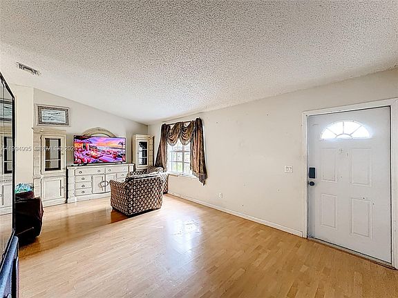 4th image of 2538 SE Richmond St