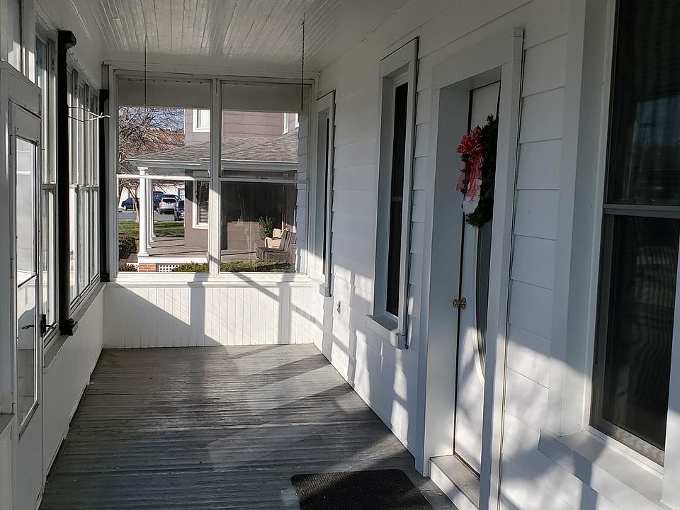 Front porch directly on Main Street Berlin