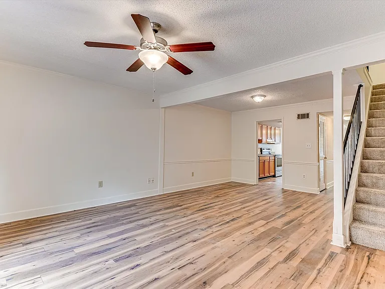 407 Folkstone Cir — Photo 12
