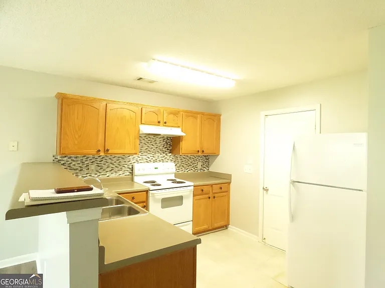 1465 April Ln — Photo 12