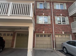764 Neighbourhood Cir #4, Mississauga, ON L5B0B7
