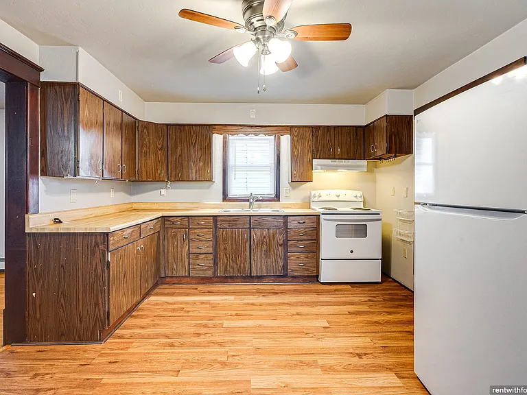 211 Oak St — Photo 10