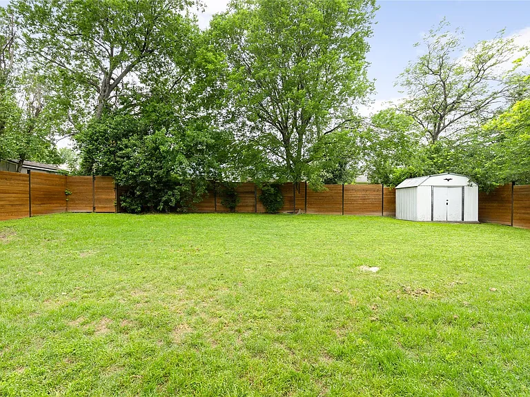 8704 Clarewood Dr — Photo 35