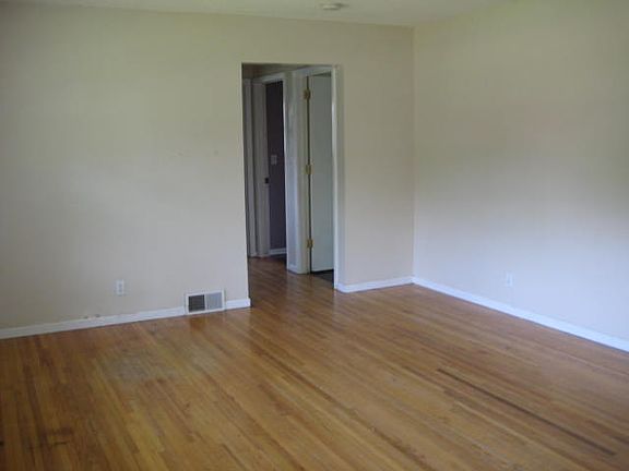 3rd image of 4419 Winchester Ln