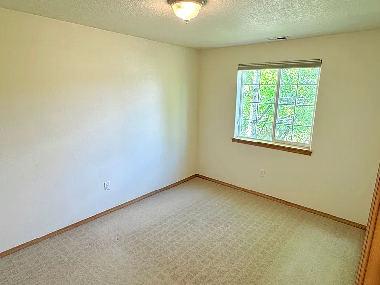 8702 NE Glisan St — Photo 9