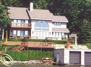 3685 Dorothy Ln, Waterford, MI 48329