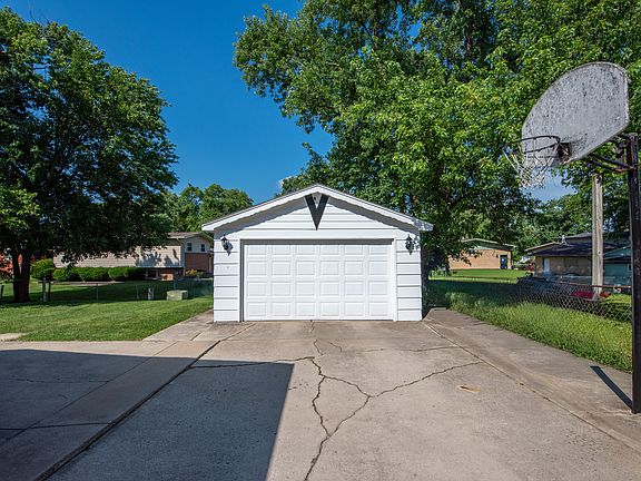 4th image of 327 W Holly Ct