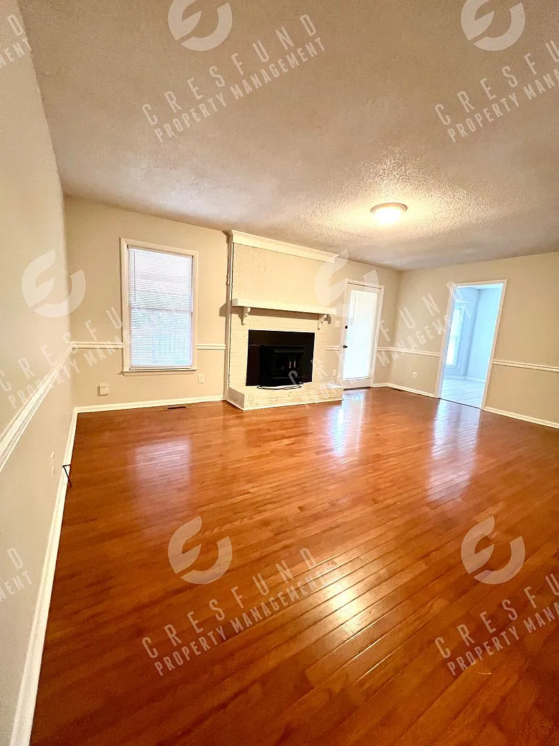 Pet Friendly 3Br 2 bath large corner lot — Photo 2