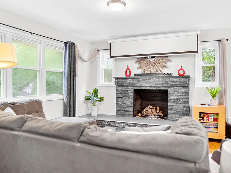 102 Nottingham Ln — Photo 9