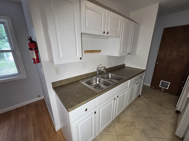 152 Cottage Grv #B — Photo 8