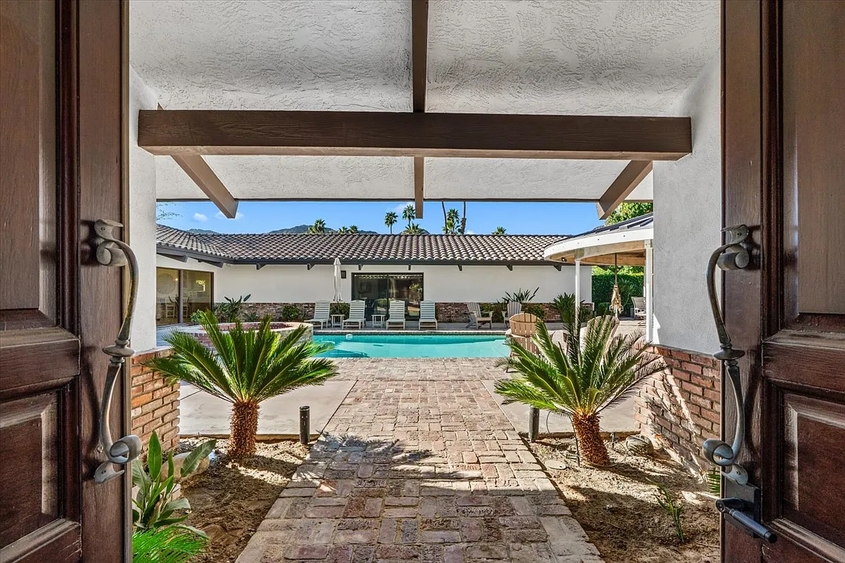 5 bed, 4.5 bath, 4500 sqft, $25,000 — Photo 3