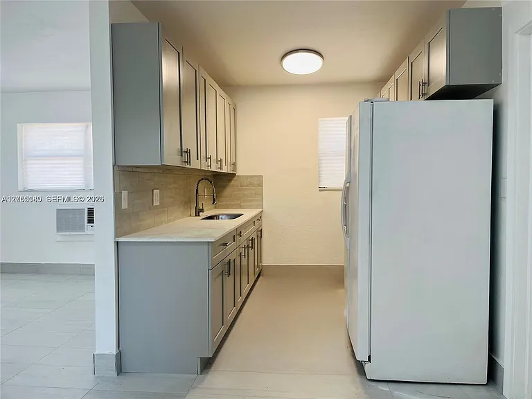 13390 NE 6th Ave #10 — Photo 2