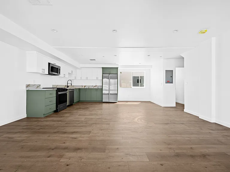 6830 Hazeltine Ave — Photo 34