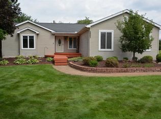 2863 Simsbury Dr, Pinckney, MI