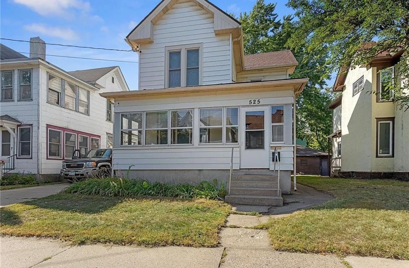 6 bed, $3,100 — Photo 1