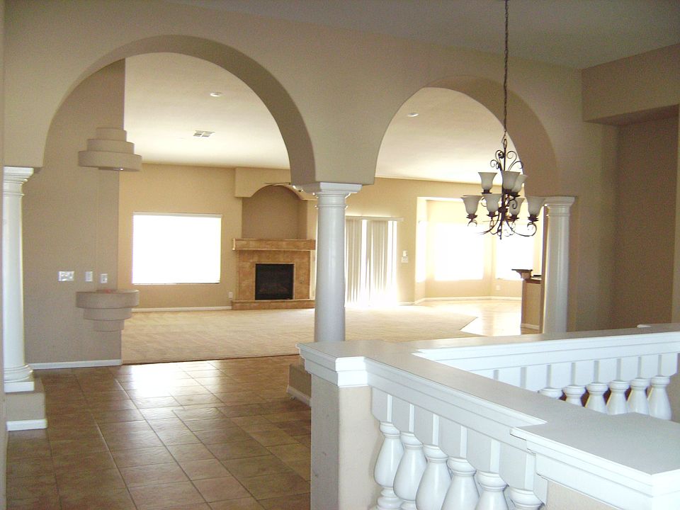 View past dining rm into great rom