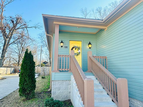 4th image of 211 Pecan St