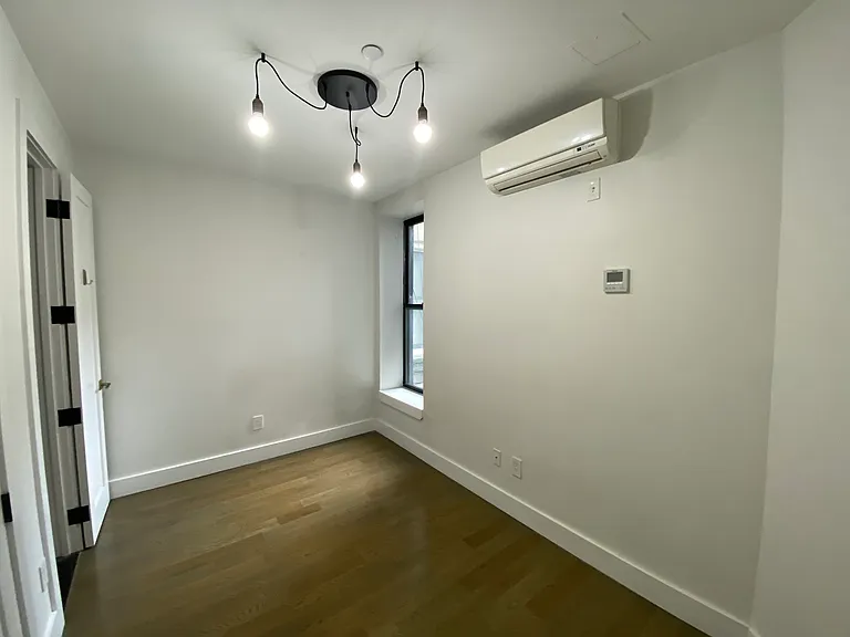 961 Seneca Ave #1B — Photo 2