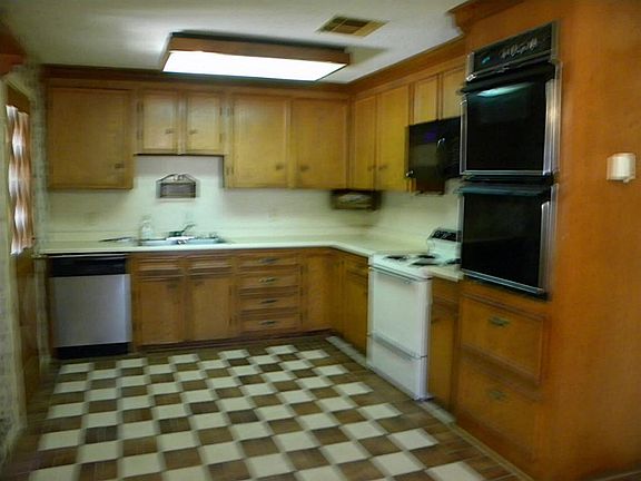 LARGE KITCHEN/DINING COMBONITION