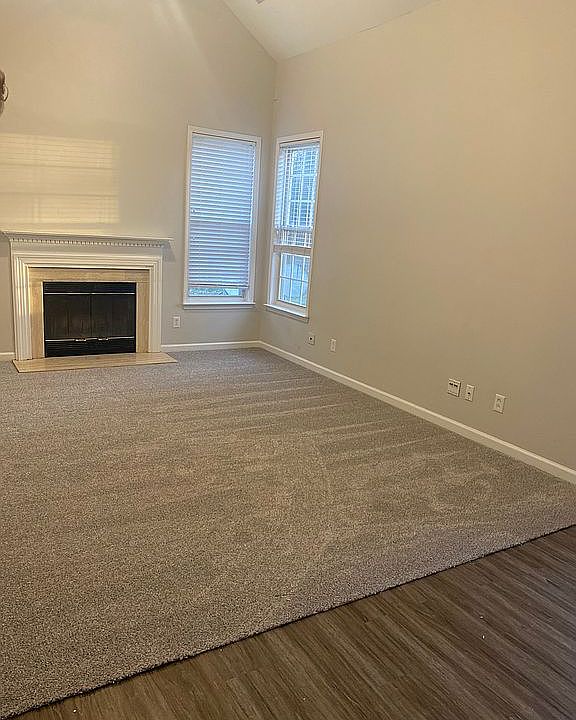 12/2021 family room w/carpet