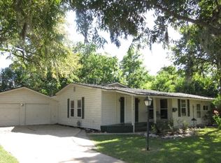 306 Circle Way, Lake Jackson, TX 77566