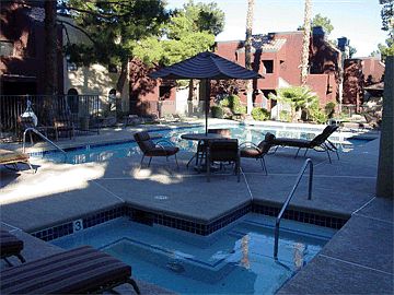 Beautiful pool & clubhouse