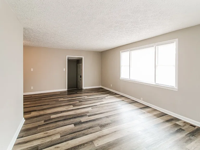 1557384_018_living_room_13604819.jpg
