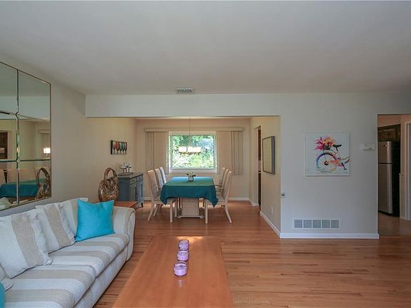 4th image of 22 Kenwood Ln