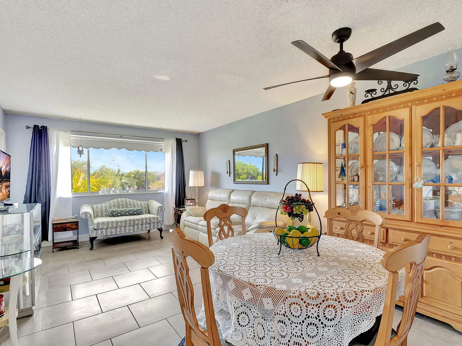 1 bed, 1.0 bath, 744 sqft, $1,425 — Photo 2