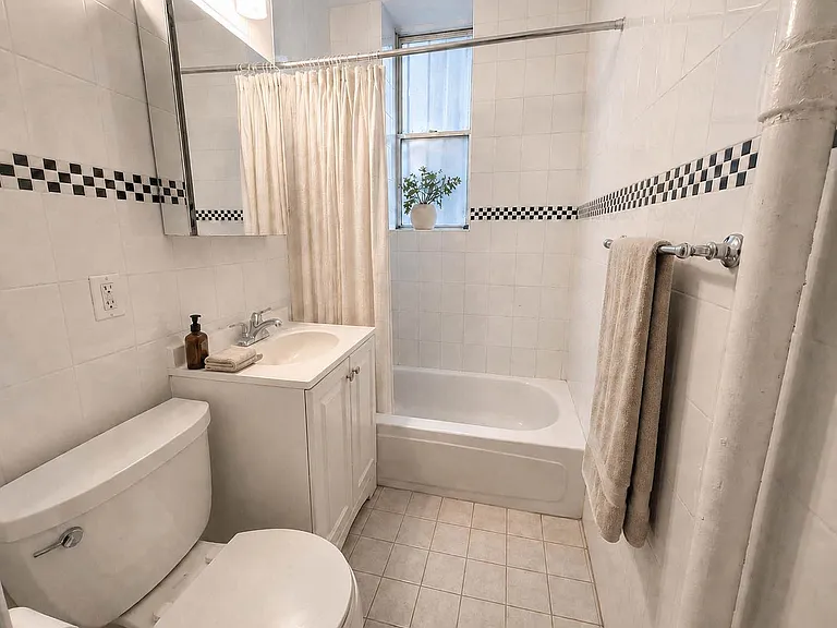 41 W 64th St #1C — Photo 10