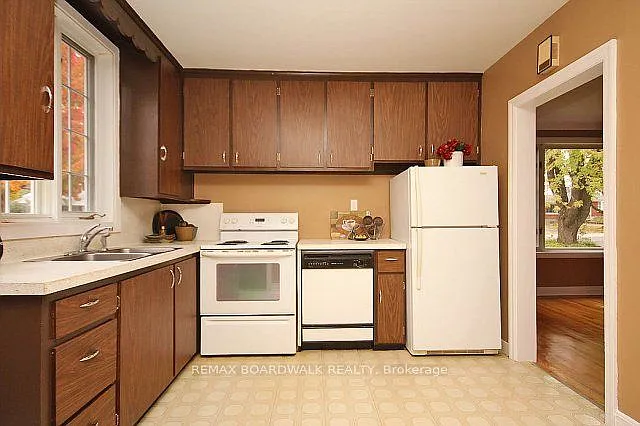 209 Knox Cres — Photo 6