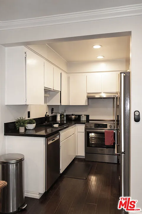 2 bed, 2.0 bath, 997 sqft, $3,100 — Photo 2