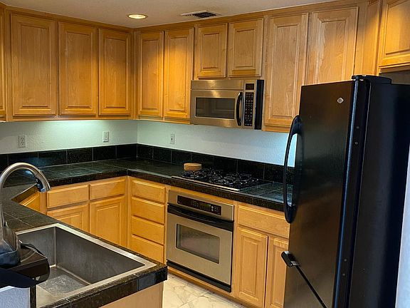 5th image of 589 King George Ave #1302