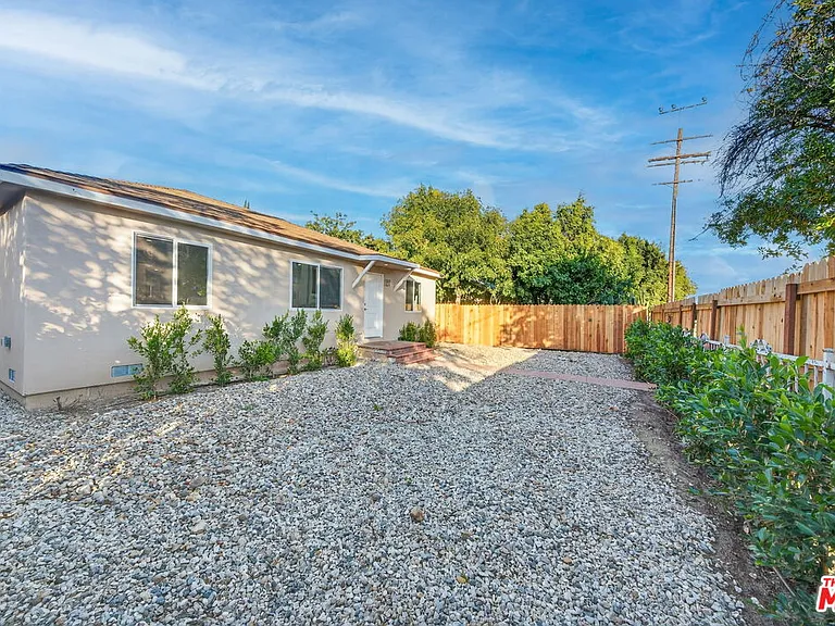 17623 Burbank Blvd — Photo 5