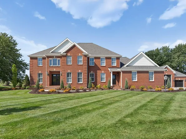 16989 Woodland Hills Dr S, Granger, IN 46530